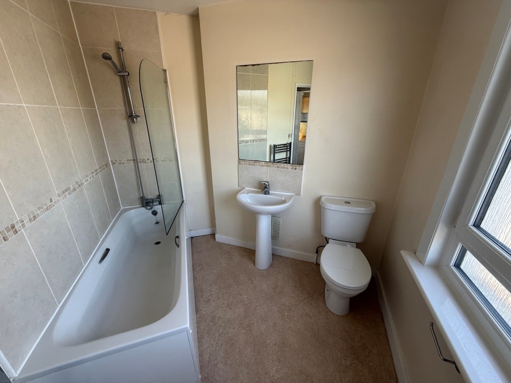 Lot: 104 - FREEHOLD BUILDING ARRANGED AS TWO FLATS ABOVE COMMERCIAL PREMISES SOLD ON LONG LEASE - First Floor Bathroom
